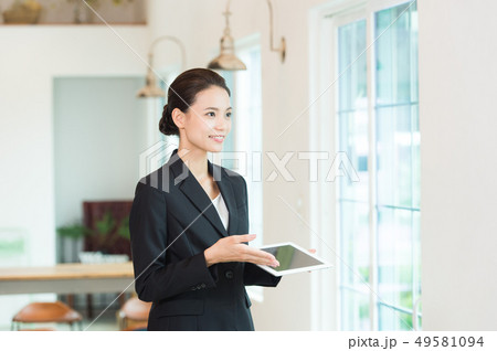 働く女性　ブラックスーツ 49581094