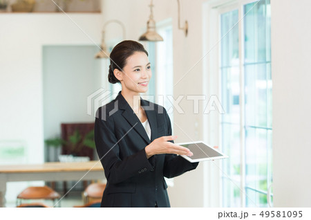 働く女性　ブラックスーツ 49581095