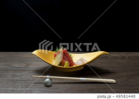 鮪と鯛の刺身 49581440