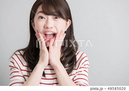ビックリした表情の若い女性 サプライズ 49585020
