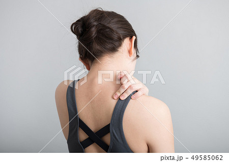 肩こり　若い日本人女性　アスリート 49585062