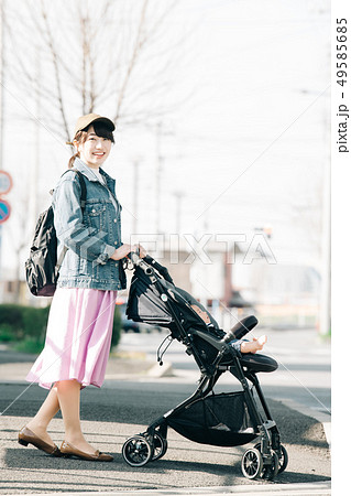 赤ちゃんと出掛ける母親 ベビーカー 散歩 子育て 育児 赤ちゃんと出掛ける母親 ベビーカー 散歩 子育て 育児 49585685