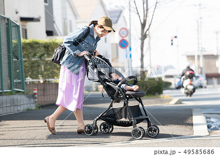 赤ちゃんと出掛ける母親 ベビーカー 散歩 子育て 育児 赤ちゃんと出掛ける母親 ベビーカー 散歩 子育て 育児 49585686