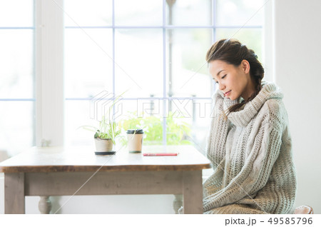 窓辺でくつろぐ女性 49585796