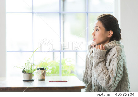 窓辺でくつろぐ女性 窓辺でくつろぐ女性 49585804