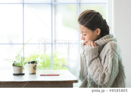 窓辺でくつろぐ女性 49585805
