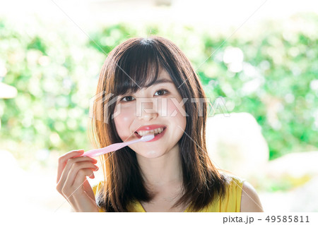 歯を磨く女性 49585811