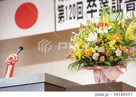 卒業式 会場（演台 マイク 壇上花） 49589357