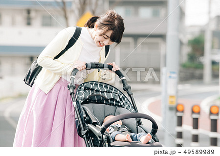 ベビーカーを押す母親　赤ちゃん　公園　散歩　子育て 49589989