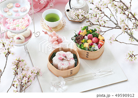 さくらご飯のお花見弁当の写真素材