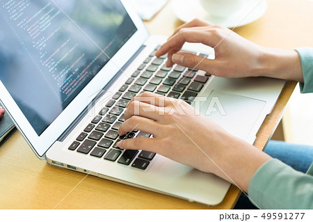 PCに向かう女性の手元 49591277