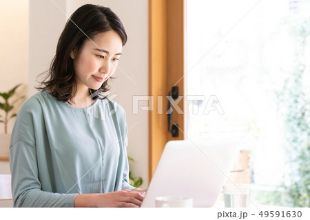 PCに向かう女性 PCに向かう女性 49591630