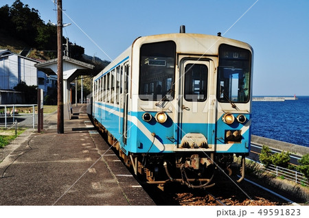 下灘駅に停車中の予讃線普通列車（キハ32形） 49591823