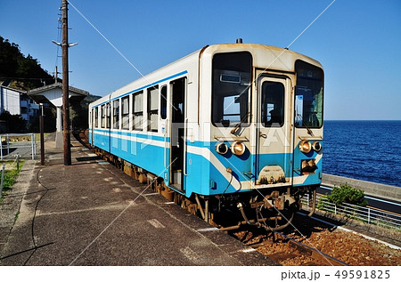 下灘駅に停車中の予讃線普通列車（キハ32形） 49591825