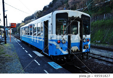 伊予長浜駅に停車中の予讃線普通列車（キハ32形） 49591827