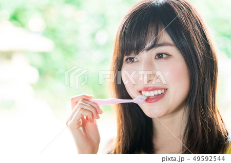 歯を磨く女性 49592544