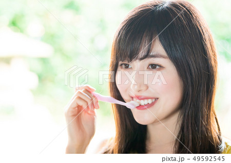歯を磨く女性 49592545