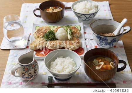 豆腐ハンバーグがメインの食卓 49592886