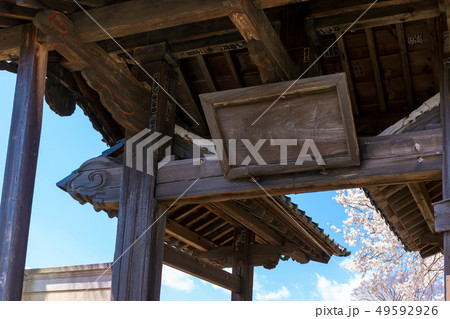 実相寺の山門、山門、山高神代桜 実相寺の山門、山門、山高神代桜 49592926