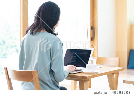PCに向かう女性の手元 49593203