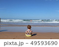 海を眺める赤ちゃん 49593690