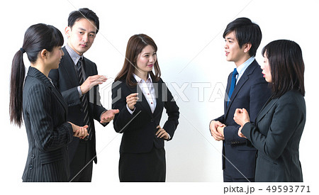 立ち話するビジネスチーム 立ち話するビジネスチーム 49593771