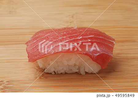 まな板にのせたマグロ 鮪 寿司 49595849