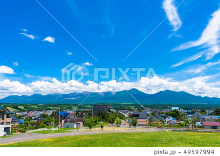 《北海道》上富良野町・見晴台公園より望む十勝連峰 49597994
