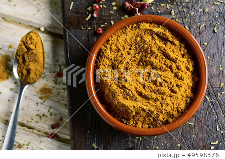 curry powder in an earthenware bowl 49598376