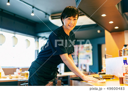 居酒屋 店員 ホール 女性 居酒屋 店員 ホール 女性 49600483