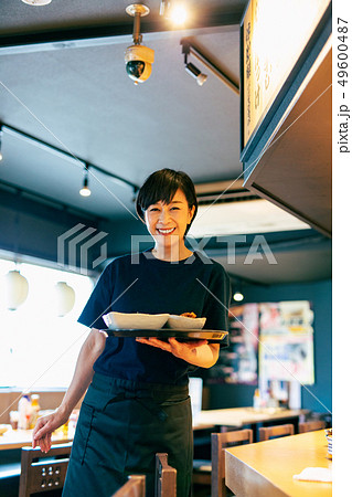 居酒屋 店員 ホール 女性 49600487