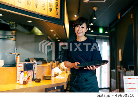 居酒屋 店員 ホール 女性 49600510