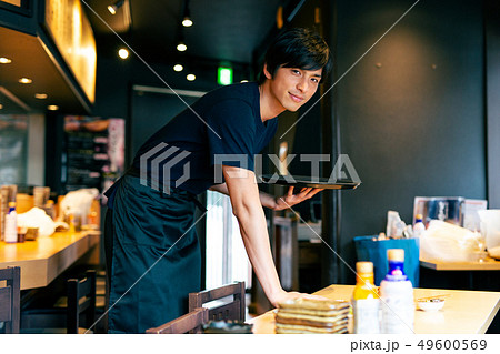 居酒屋 店員 ホール 男性の写真素材