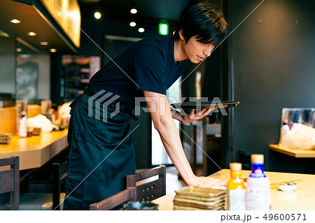 居酒屋 店員 ホール 男性 49600571