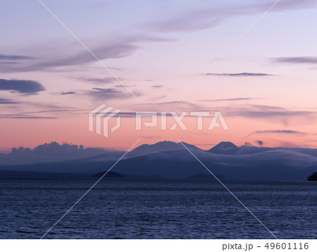 ニュージーランド・タウポ湖の夕景 / Lake Taupo at evening, NZ ニュージーランド・タウポ湖の夕景 / Lake Taupo at evening, NZ 49601116