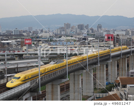 ドクターイエロー　山陽新幹線の高架区間にて 49601247