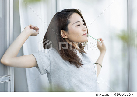 若い女性 寝起き 49601557