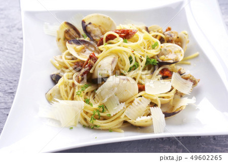 Spaghetti alle vongole with tomato pesto  49602265