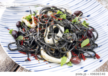 Italian linguine con tinta de calamari with olives 49606540
