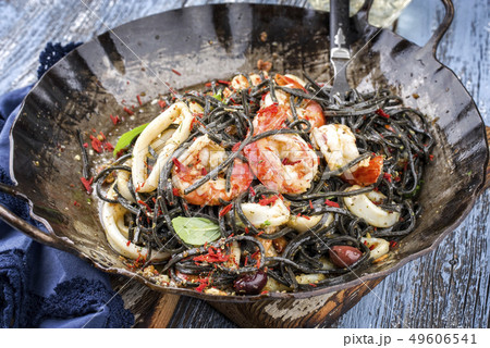 Italian linguine con tinta de calamari and prawns  49606541