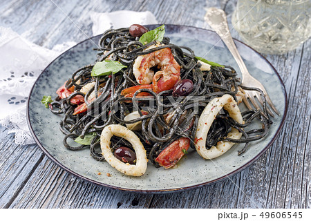 Italian linguine con tinta de calamari and prawns  49606545