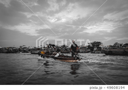 カントー市のローカル水上マーカントー市のローカル水上マーケットケット 49608194