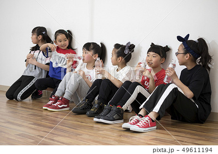 キッズダンス教室イメージ　休憩　水分補給 49611194