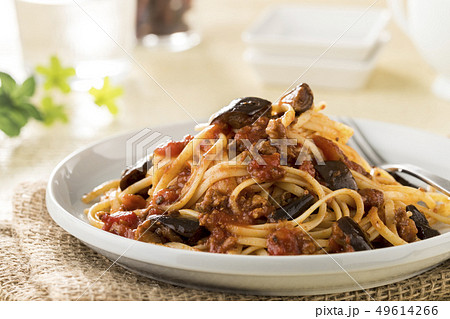 スパゲッティ なすとひき肉のトマトソースの写真素材 49614266 Pixta