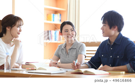 ミーティングする男女 49616866