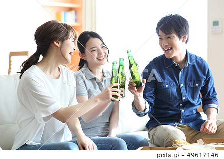 食事する男女 49617146
