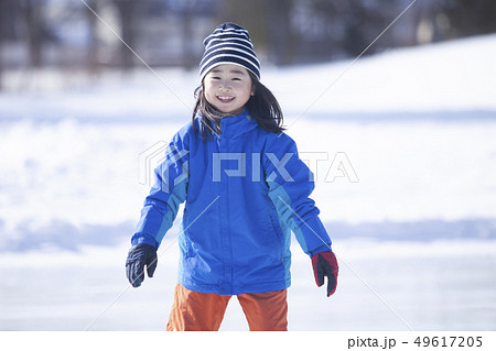 スケートを楽しむ女の子 スケートを楽しむ女の子 49617205