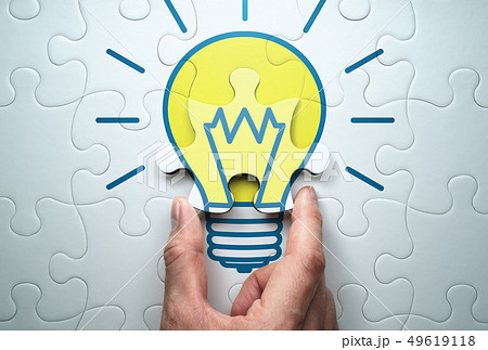 良い解決策のイメージ。電球が描かれたジグソーパズルを解く。 49619118