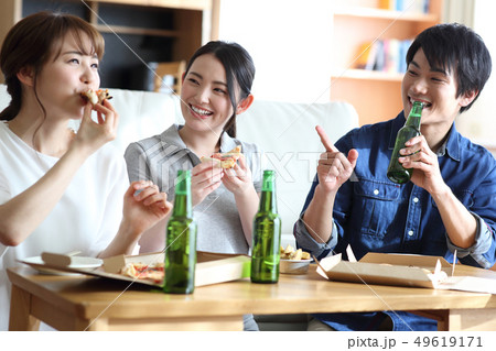 食事する男女 49619171