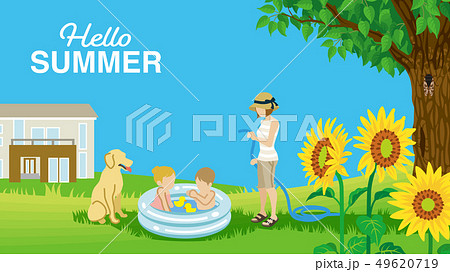 夏の庭　ビニールプールで遊ぶ子供たちと見守る母親と犬 - 文字付き "Hello Summer" 49620719